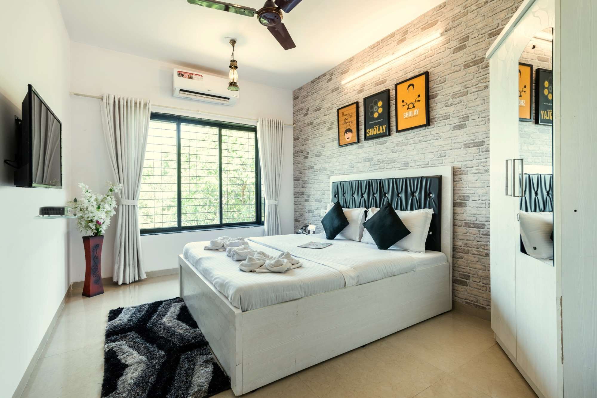 3 bedrooms, desk, bed sheets