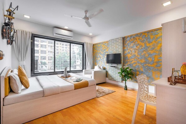 3 bedrooms, desk, bed sheets