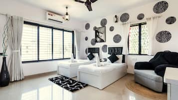 3 bedrooms, desk, bed sheets