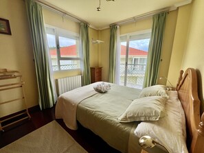 3 bedrooms, iron/ironing board, bed sheets