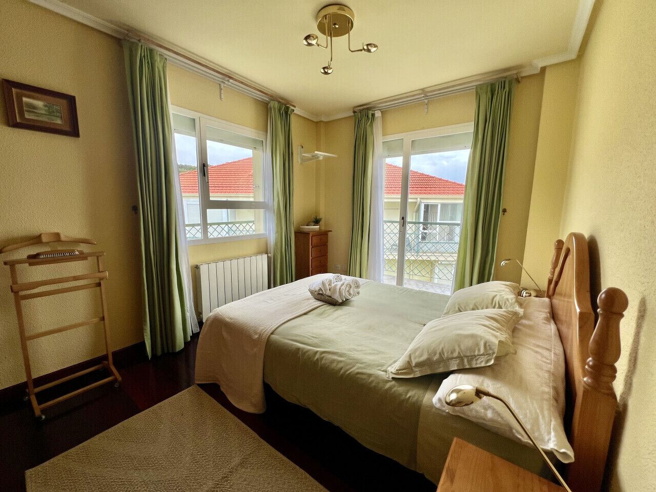 3 bedrooms, iron/ironing board, bed sheets