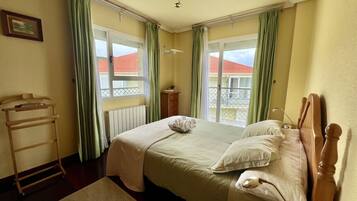 3 bedrooms, iron/ironing board, bed sheets