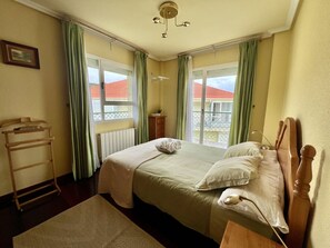 3 bedrooms, iron/ironing board, bed sheets