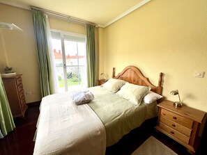 3 bedrooms, iron/ironing board, bed sheets