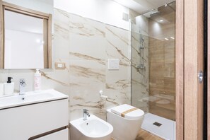 Douche, sèche-cheveux, serviettes fournies