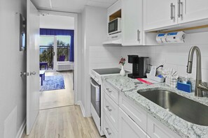 Kjøleskap, mikrobølgeovn, kokeplater og kaffetrakter/tekoker