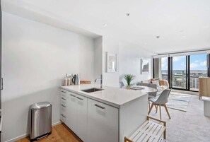 Fridge, microwave, oven, stovetop - Prime Location! Pool, Gym, Tower Views | Zodiak Stays (Auckland)