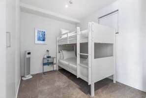 2 bedrooms, desk, iron/ironing board, WiFi - Prime Location! Pool, Gym, Tower Views | Zodiak Stays (Auckland)