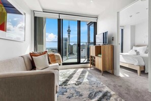 TV, offices - Prime Location! Pool, Gym, Tower Views | Zodiak Stays (Auckland)