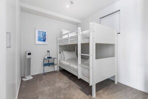 Room - Prime Location! Pool, Gym, Tower Views | Zodiak (Auckland)