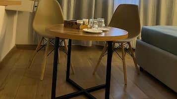 Bureau, espace de travail pour ordinateur portable, Wi-Fi gratuit