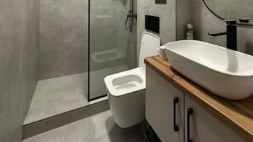 Articles de toilette gratuits, sĂšche-cheveux, serviettes fournies, savon