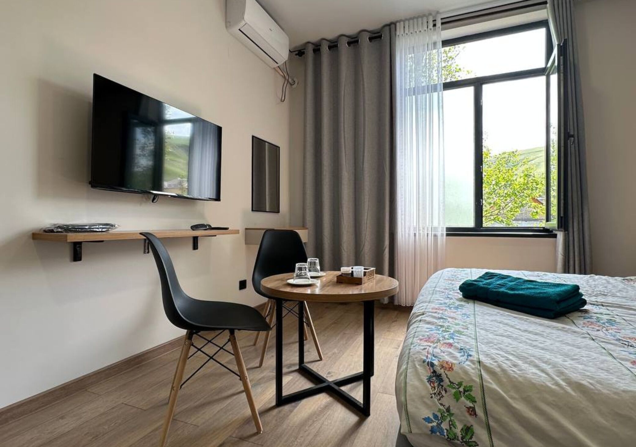 Escrivaninha, espaço de trabalho para notebook, Wi-Fi de cortesia