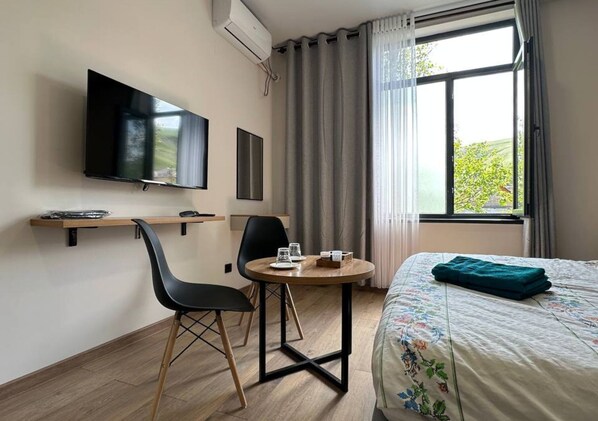 Skrivbord, arbetsyta för laptop och gratis wi-fi