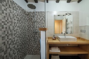 Regadera, secadora de cabello, toallas, papel de baño 