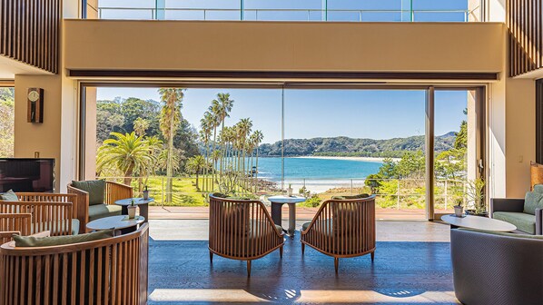 Coin salon dans le hall