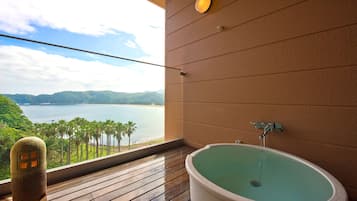 Kamar bergaya Jepang, balkon, pemandangan pantai | Brankas, tirai kedap cahaya, dan Wi-Fi gratis