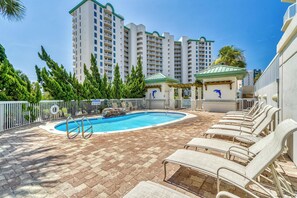 Una piscina techada, una piscina al aire libre
