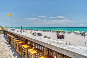 Nära stranden, solstolar och strandhanddukar