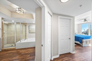 Une salle de bain moderne dotée d’une douche à parois de verre, d’une baignoire et d’une douche à l’italienne.