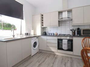 Cookware/dishes/utensils - Canal View (Skipton)