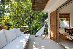 Habitación, 1 cama Queen size, balcón, junto a la alberca | Área de sala de estar | Smart TV de 49 pulgadas con canales vía satélite 