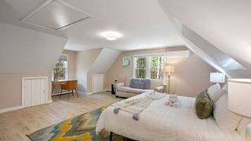 4 habitaciones, escritorio y tabla de planchar con plancha