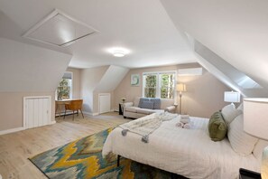 4 habitaciones, escritorio y tabla de planchar con plancha 