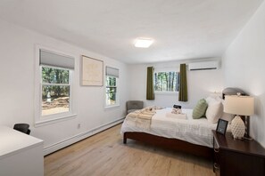 4 habitaciones, escritorio y tabla de planchar con plancha 