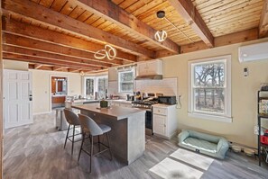 Fridge, microwave, oven, stovetop - Cozy Riverfront Stay in Wareham (Wareham)