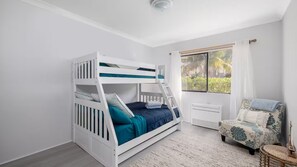 2 bedrooms, iron/ironing board, WiFi, bed sheets - Paradiso on the Marina (Nelson Bay)