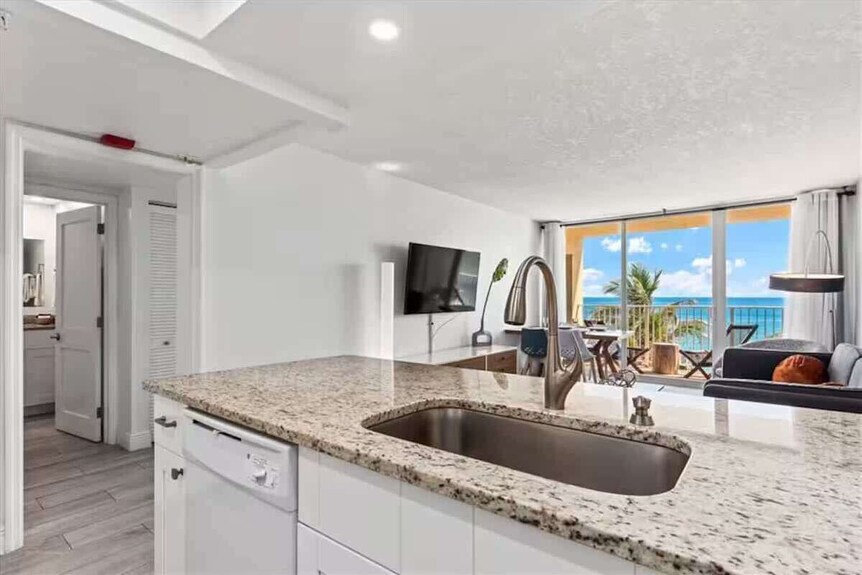 Hutchinson Island,beachfront,heated Pool, Balcony, Top Floor, Amazing View - Jensen Beach, FL