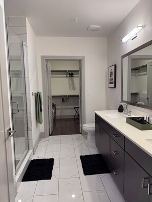 Een douche, een haardroger, handdoeken, zeep
