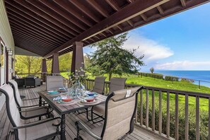 Outdoor dining - Puget Sound Sunset - Whidbey Ocean Front home with C (Oak Harbor)