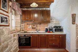 Réfrigérateur, micro-ondes, plaque de cuisson, lave-vaisselle