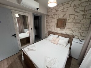 Double Room, 1 Queen Bed, Private Bathroom