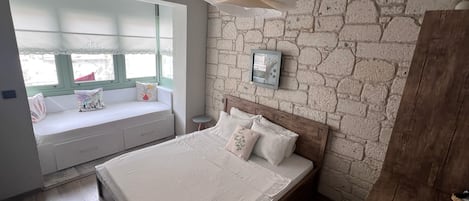 Dreibettzimmer, eigenes Bad, Blick auf den Innenhof | Kostenloses WLAN