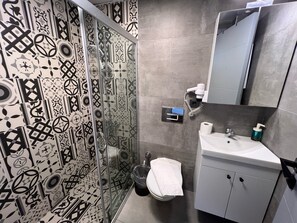 Double Room, 1 Queen Bed, Private Bathroom | Bathroom