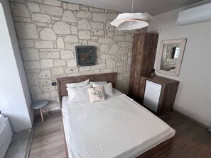 Dreibettzimmer, eigenes Bad, Blick auf den Innenhof | Kostenloses WLAN