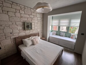 Habitación triple, baño privado, vistas a la ciudad | Wifi gratis