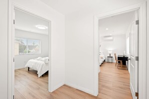 Une chambre d’hôtel avec un lit, un bureau et une chaise.