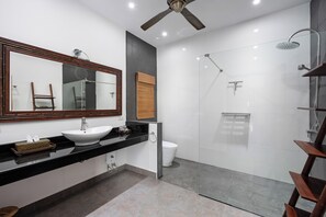 Serviettes fournies, papier toilette