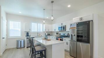 Refrigerador, microondas, horno y parrilla de estufa