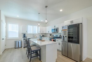 ثلاجة، ميكروويف، فرن، موقد طهي مسطح