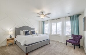 4 bedrooms, desk, free WiFi, bed sheets