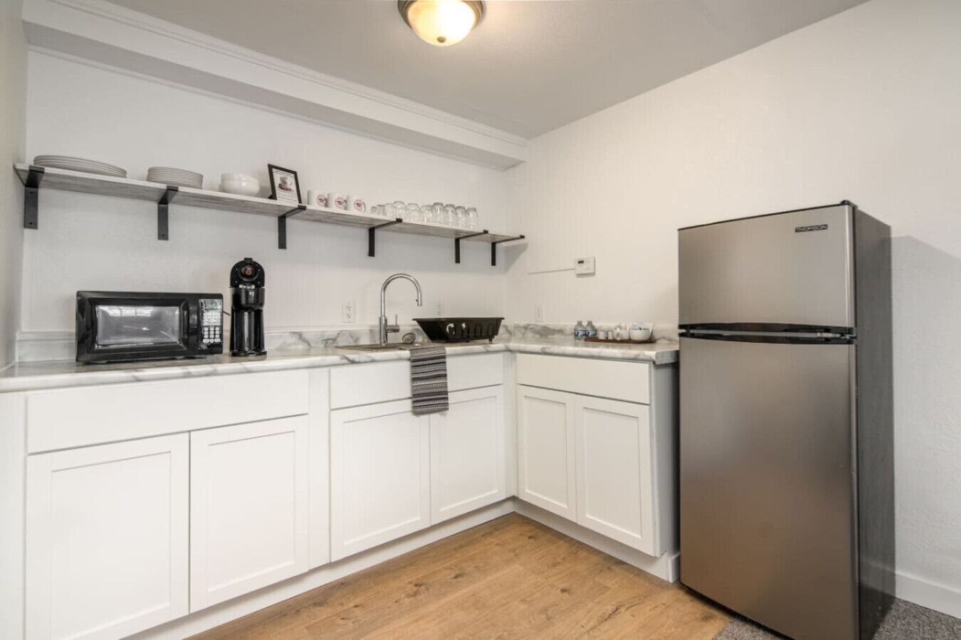 Kjøleskap, mikrobølgeovn, ovn og kokeplater