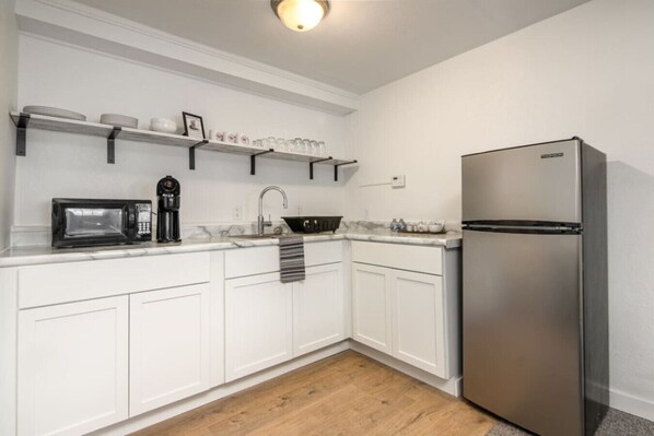 Een koelkast, een microgolfoven, een oven, een kookplaat