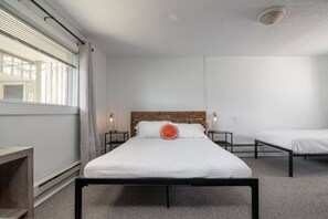 2 bedrooms, desk, WiFi, bed sheets