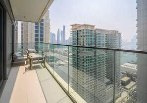 Apartment - Homesgetaway-luxury 2Br Apartment in Beach Vista Tower 2 With Beach Access (Dubai)