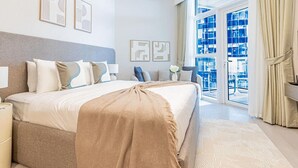 Een moderne hotelkamer met een groot bed, uitzicht op de stad doorgaande ramen van de vloer tot aan het plafond, en een balkon met uitzicht.